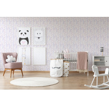Chambre d''enfant avec papier peint à fleurs, lit à barreaux, fauteuil et images d''animaux