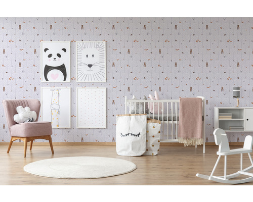 Kinderzimmer mit Kinderbett, Sessel, Spielzeug, Bildern und Waldtapete