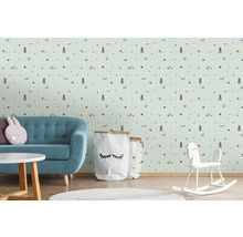 Kinderzimmer mit einer Tapete mit Waldtiermotiven, einem türkisfarbenen Sofa, einem runden Tisch und einem Schaukelpferd.