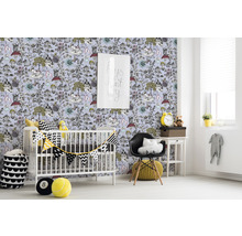 Kinderzimmer mit Tapete mit Waldmotiv, Gitterbett und Möbeln