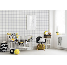 Kinderzimmer mit karierter Tapete, Kinderbett und Dekorationen.