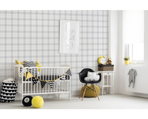 Chambre d''enfant avec papier peint à carreaux, lit d''enfant et décorations.