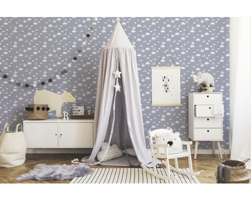 Chambre d''enfant avec lit à baldaquin, commode et papier peint à motifs de nuages