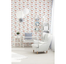 Kinderzimmer mit Tapete mit Flugzeug und Luftschiffmotiven, Kinderbett und Sessel