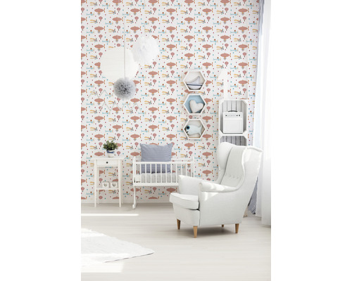 Kinderzimmer mit Tapete mit Flugzeug und Luftschiffmotiven, Kinderbett und Sessel