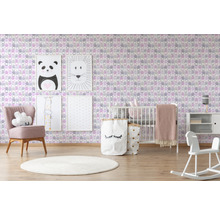 Kinderzimmer mit pastellfarbener Barentapete, Kinderbett, Stuhl und Dekoartikeln.