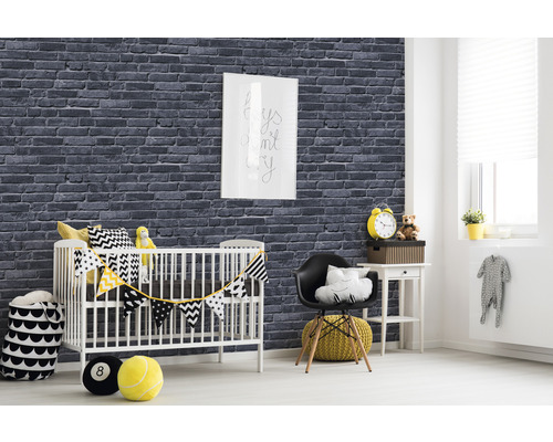 Chambre d''enfant avec papier peint en briques, lit à barreaux et objets de décoration.