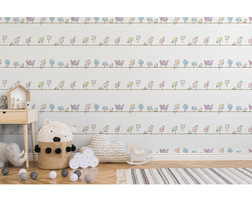 Chambre d''enfant avec papier peint à motifs d''oiseaux, petite table en bois et jouets