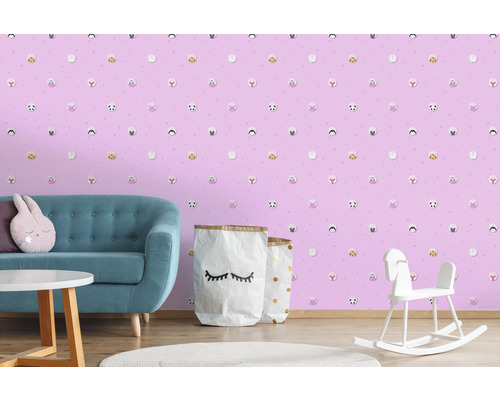 Chambre d''enfant avec canapé, table, jouets et papier peint à motifs d''animaux