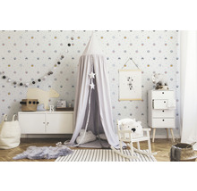 Dekoriertes Kinderzimmer mit Himmelbett, Möbeln und Tapete mit Tiermotiven.