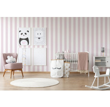 Kinderzimmer mit gestreifter Tapete, Sessel, Kinderbett und Dekoration