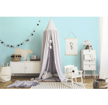 Kinderspielzimmer mit Himmelbett, Kommode und Dekorationen für Kinder