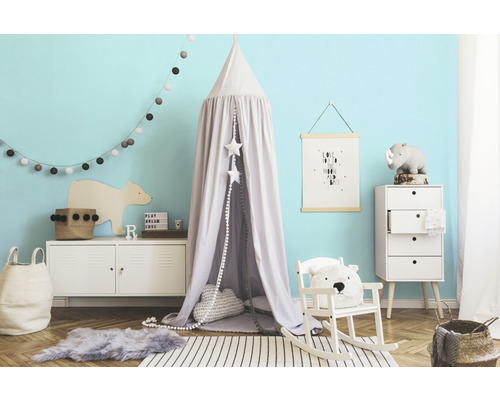 Kinderspielzimmer mit Himmelbett, Kommode und Dekorationen für Kinder