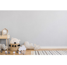 Kinderzimmer mit Nachttisch, Bärenkorb, Wolkenkissen und Spielzeug