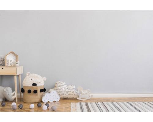 Kinderzimmer mit Nachttisch, Bärenkorb, Wolkenkissen und Spielzeug