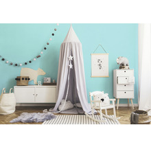 Dekoratives Kinderzimmer mit Himmelbett, Schaukelstuhl und Kommode