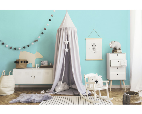 Dekoratives Kinderzimmer mit Himmelbett, Schaukelstuhl und Kommode