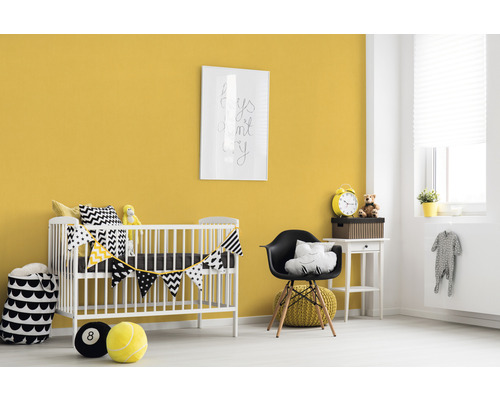 Kinderzimmer mit Kinderbett, Stuhl und gelber Wand