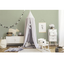 Helles Kinderzimmer mit Baldachin, Schrank und Dekorationen im neutralen Design