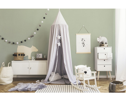 Helles Kinderzimmer mit Baldachin, Schrank und Dekorationen im neutralen Design