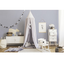 Kinderzimmer mit Himmelbett, Schaukelstuhl und Kommode