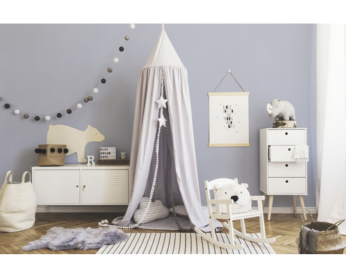 Kinderzimmer mit Himmelbett, Schaukelstuhl und Kommode