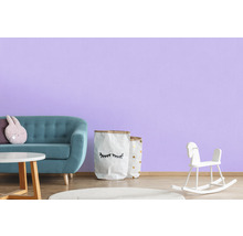 Kinderzimmer mit Sofa, Tisch, Spielzeug und Dekoration vor einer Wand