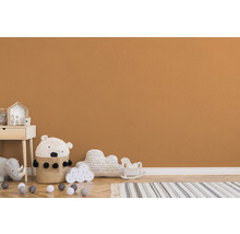 Kinderzimmer mit Holzfußboden, Spielzeug und Wand in einem warmen Farbton