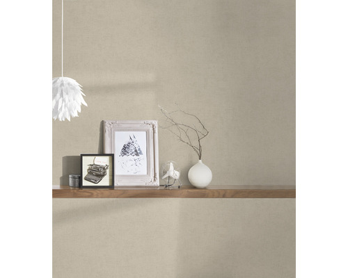Nahaufnahme einer Wand mit Textiltapete, einem Regal und dekorativen Elementen