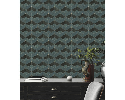 Wandgestaltung mit geometrischer Tapete im Wohnraum