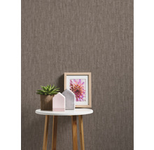 Papier peint avec motif textile en arrière-plan et décoration sur la table.