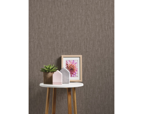 Papier peint avec motif textile en arrière-plan et décoration sur la table.