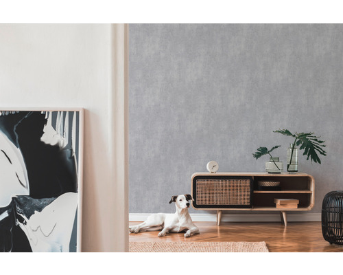 Wohnzimmer mit grauer Tapete, Kommode und Hund