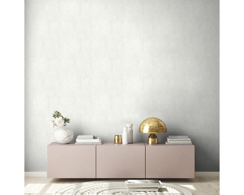 Intérieur avec commode, lampe, décoration et tapis pour un aménagement élégant