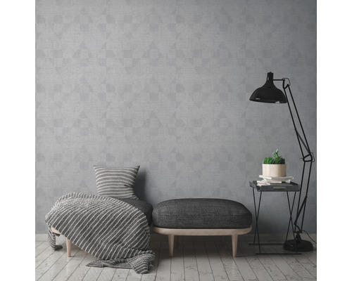 Wohnzimmer mit grauer geometrischer Tapete, Sitzhocker und Stehlampe