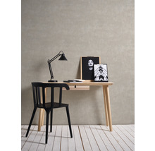 Schreibtisch mit schwarzem Stuhl, Schreibtischlampe und Dekoration