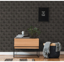 Wohnraum mit geometrischer Tapete, Holzkommode und Dekoration