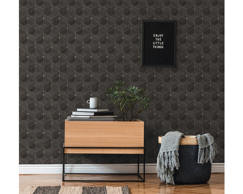 Intérieur avec papier peint géométrique, commode en bois et décoration