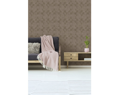 Wohnzimmer mit gemusterter Tapete, Sofa, Decke und Beistelltisch