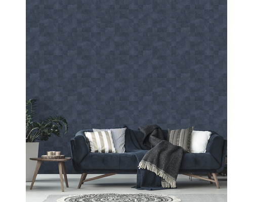 Wohnzimmer mit gemusterter Tapete, Sofa, Kissen, Decke und Beistelltisch