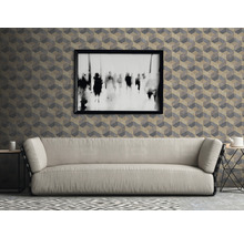 Wohnzimmer mit Sofa vor einer Wand mit grafischer Tapete