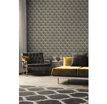 Wohnzimmer mit Sessel, Sofa und geometrischer Tapete