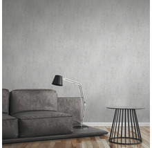 Wohnzimmer mit Sofa, Stehlampe und Beistelltisch