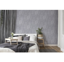 Schlafzimmer mit Bett, Vorhängen und grauer Wandtapete