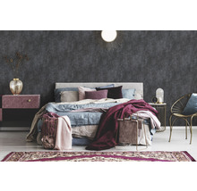 Ein Schlafzimmer mit Bett, Nachttisch und Dekorativer Wandtapete.