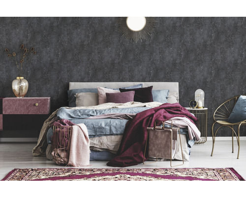 Ein Schlafzimmer mit Bett, Nachttisch und Dekorativer Wandtapete.