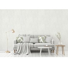 Wohnzimmer mit Sofa, Kissen, Lampe und Tisch