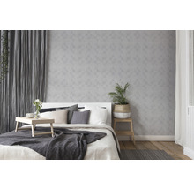 Helles Schlafzimmer mit Bett, Nachttisch und geometrischer Tapete