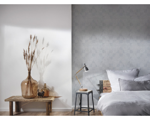 Schlafzimmer mit Bett, Nachttischlampe und Dekoration