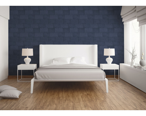 Schlafzimmer mit Bett, Nachttischen und Wandverkleidung in Steinoptik